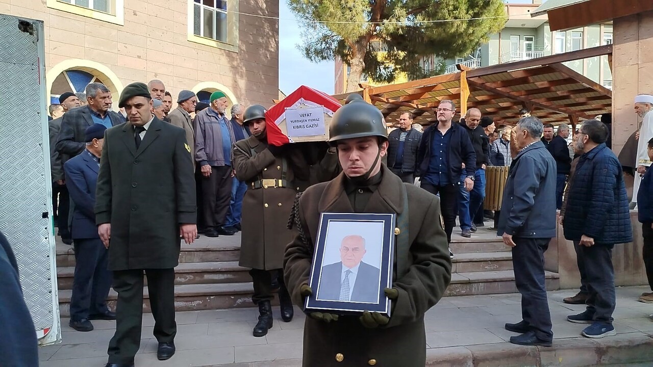 ÇORUM’UN OSMANCIK İLÇESİNDE HAYATINI KAYBEDEN KIBRIS GAZİSİ VE EMEKLİ ÖĞRETMEN, DÜZENLENEN ASKERİ...