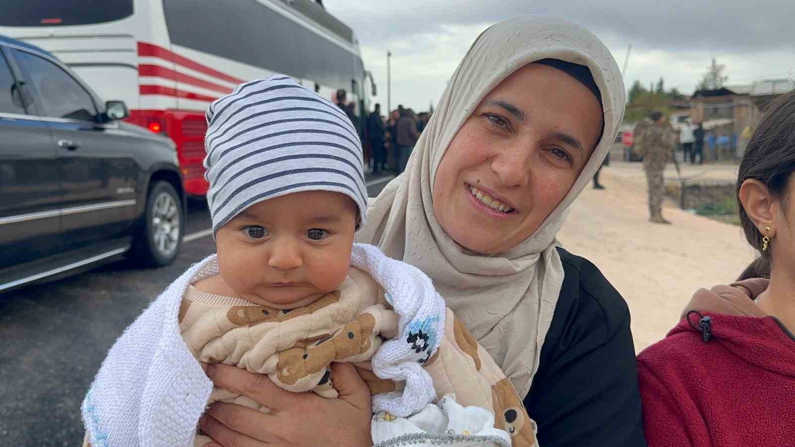 CUMHURBAŞKANI ERDOĞAN, 4 AYLIK MUHAMMET FATİH KARANFİL BEBEĞE ALTIN TAKTI.