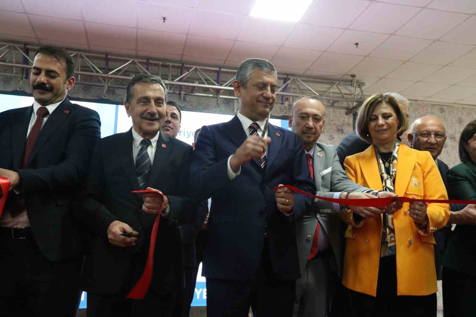 CUMHURİYET HALK PARTİSİ (CHP) GENEL BAŞKANI ÖZGÜR ÖZEL, ESKİŞEHİR'DE FERDİ ZEYREK YAŞAM MERKEZİ...