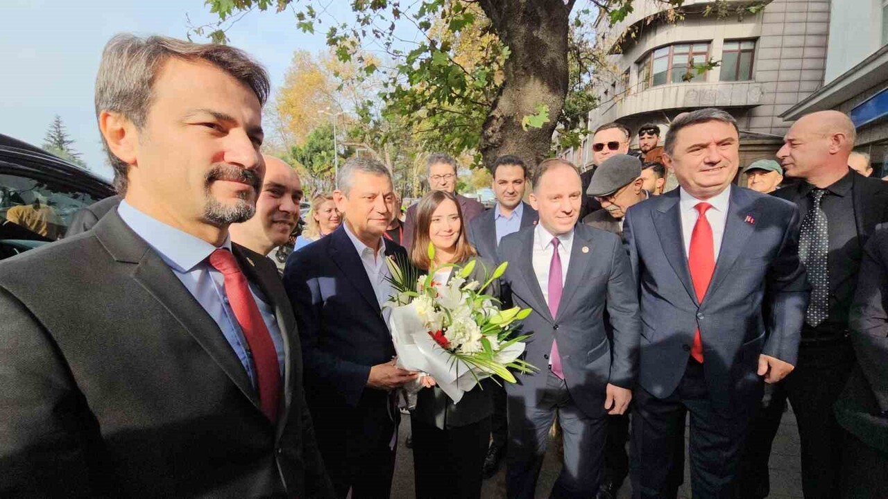 CUMHURİYET HALK PARTİSİ (CHP) GENEL BAŞKANI ÖZGÜR ÖZEL, ZONGULDAK BELEDİYE BAŞKANLIĞI ÖNÜNDE...