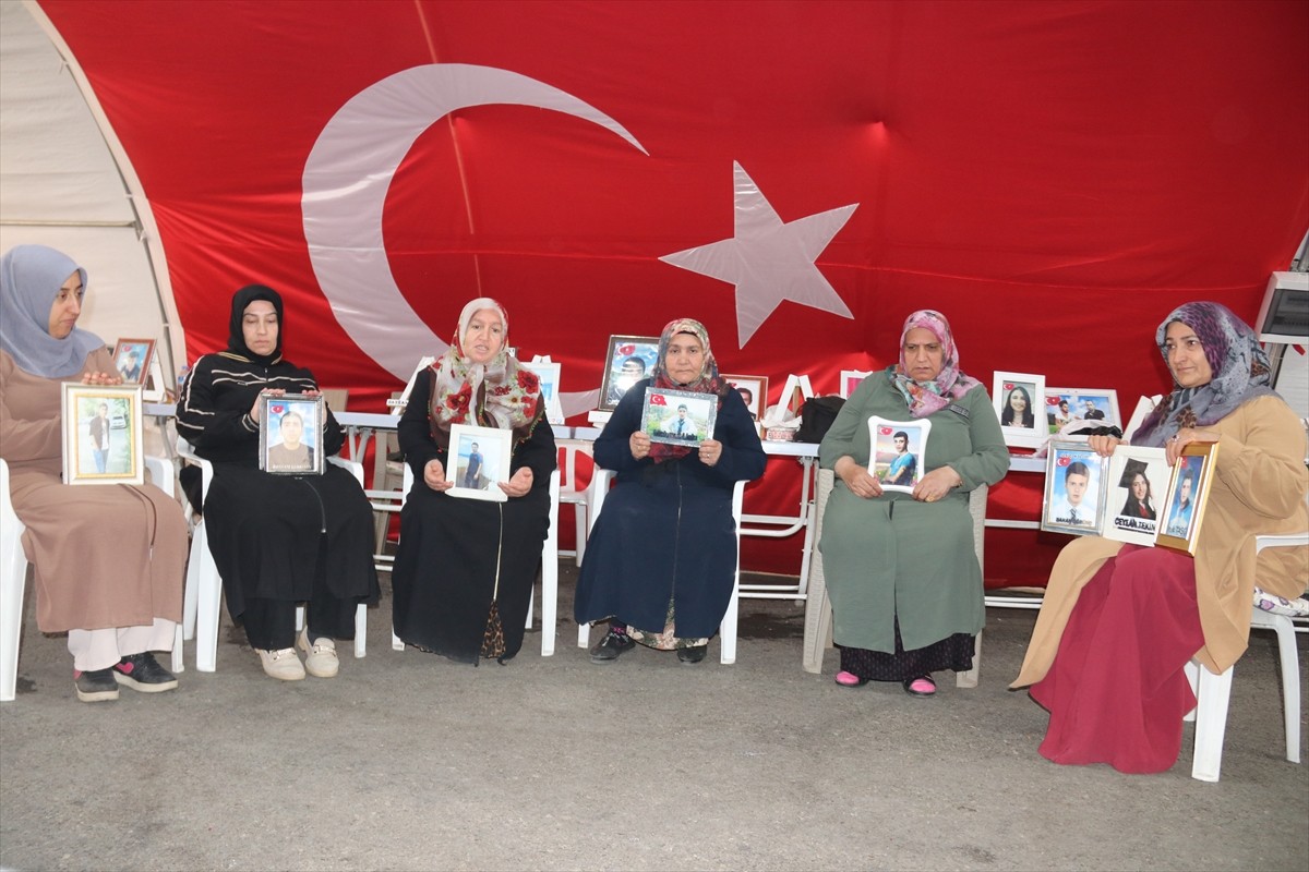 Dağa kaçırılan çocukları için eski HDP il binası önünde oturma eylemi yapan Diyarbakır anneleri...