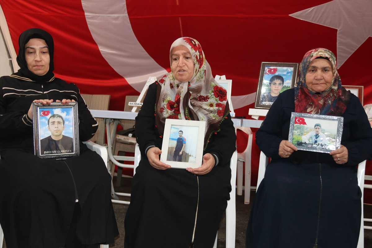 Dağa kaçırılan çocukları için eski HDP il binası önünde oturma eylemi yapan Diyarbakır anneleri...