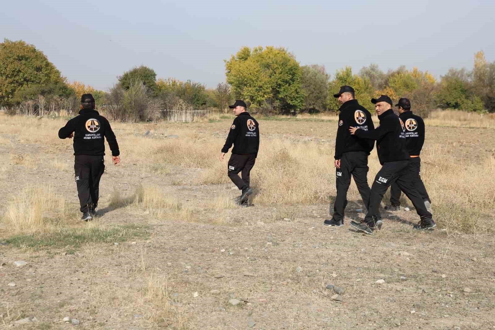 DAHA ÖNCE DE BİRKAÇ KEZ EVDEN KAÇTIĞI VE SUYU SEVDİĞİ ÖĞRENİLEN ÇOCUĞUN BULUNMASI İÇİN EKİPLER...