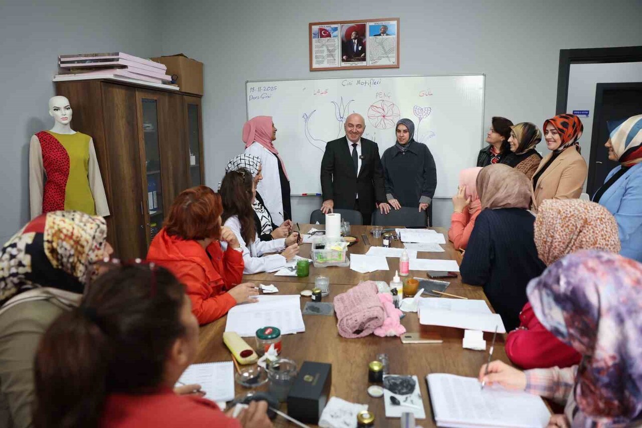 DARICA'DA ANNELER MESLEKİ KURSLARA KATILIRKEN, ÇOCUKLARI DA YAN SINIFLARDA EĞİTİM GÖRÜYOR.