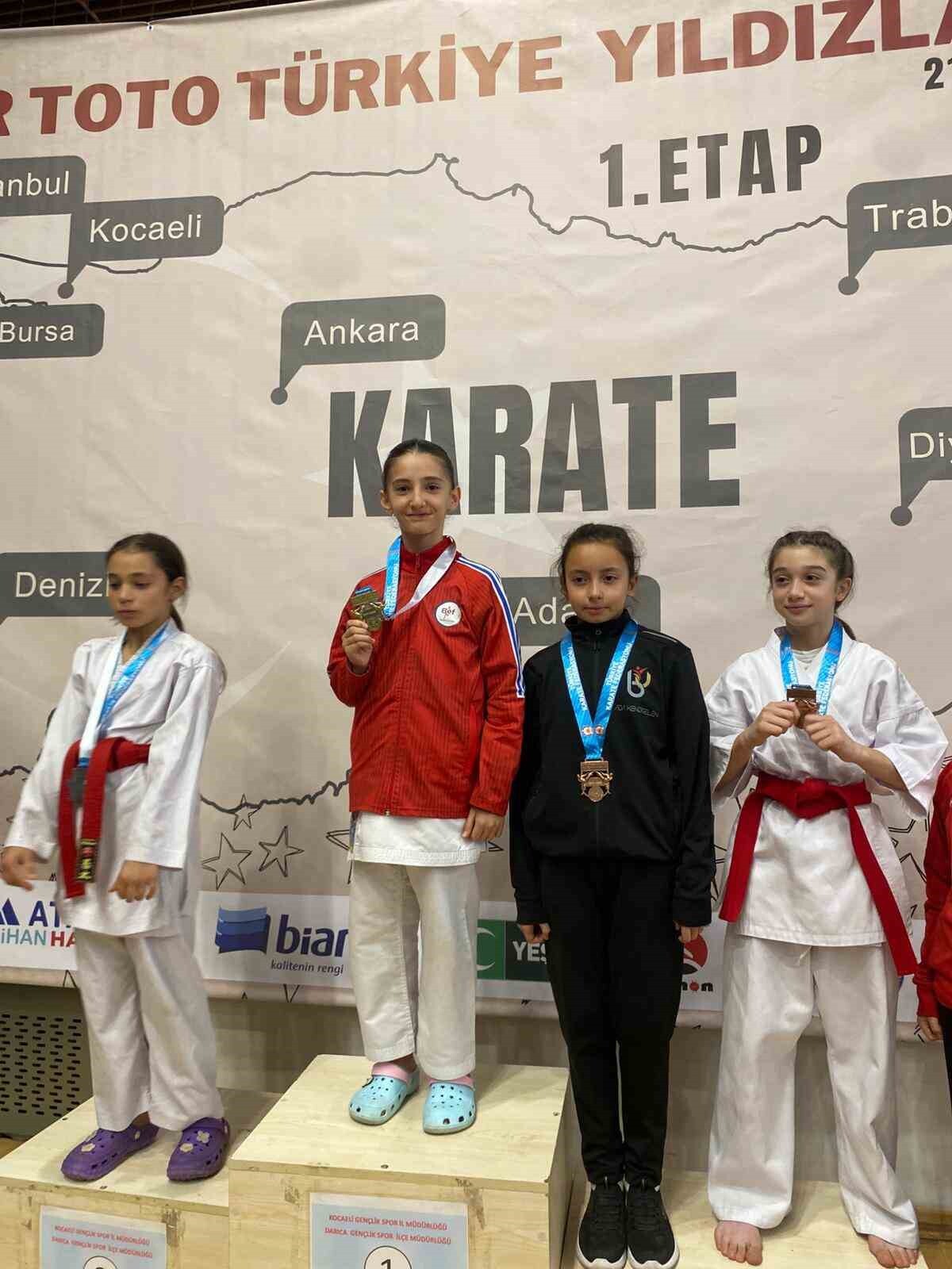 DARICA ERAY ŞAMDAN SPOR SALONU’NDA DÜZENLENEN SPOR TOTO TÜRKİYE YILDIZLAR LİGİ 1. ETABINDA DÜZCELİ...
