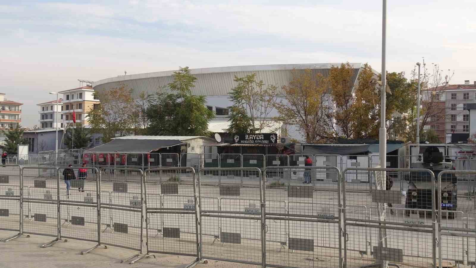 DAVA SANIK SAYISININ FAZLA OLMASI NEDENİYLE MUHAMMED ALİ CLAY SPOR SALONU'NDA GÖRÜLÜYOR