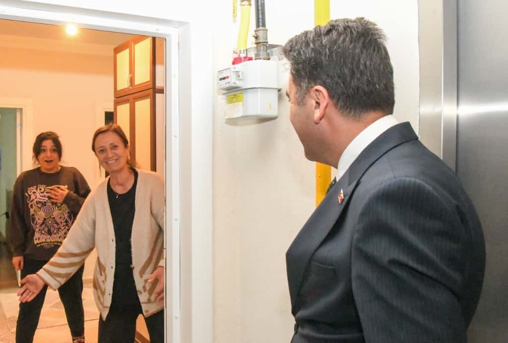 DAVETİ KARŞILIKSIZ BIRAKMAYAN TUNCELİ VALİSİ ŞEFİK AYGÖL, EŞİ NAZLI AYGÖL İLE BİRLİKTE DURMAZ...