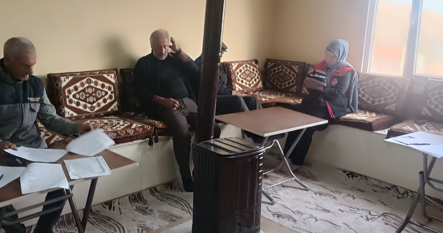 DEMİRÖZÜ'NDE YETİŞTİRİCİLERE BUZAĞI KAYIPLARININ ÖNLENMESİ EĞİTİMİ VERİLDİ