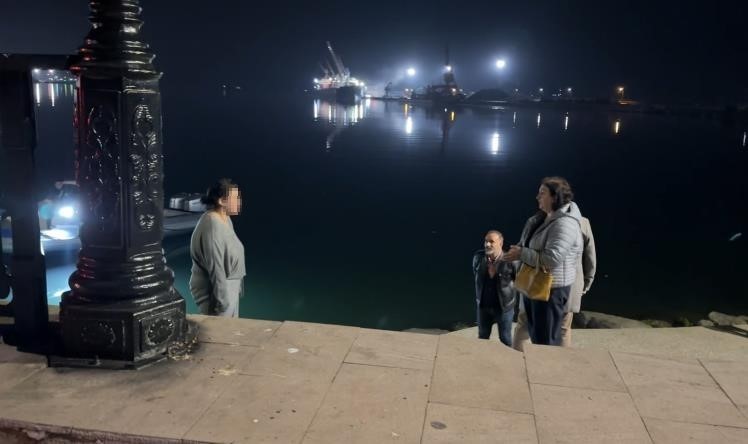 DENİZE ATLAMAK İSTEYEN GENÇ KIZI ANNE VE BABASI İKNA ETTİ