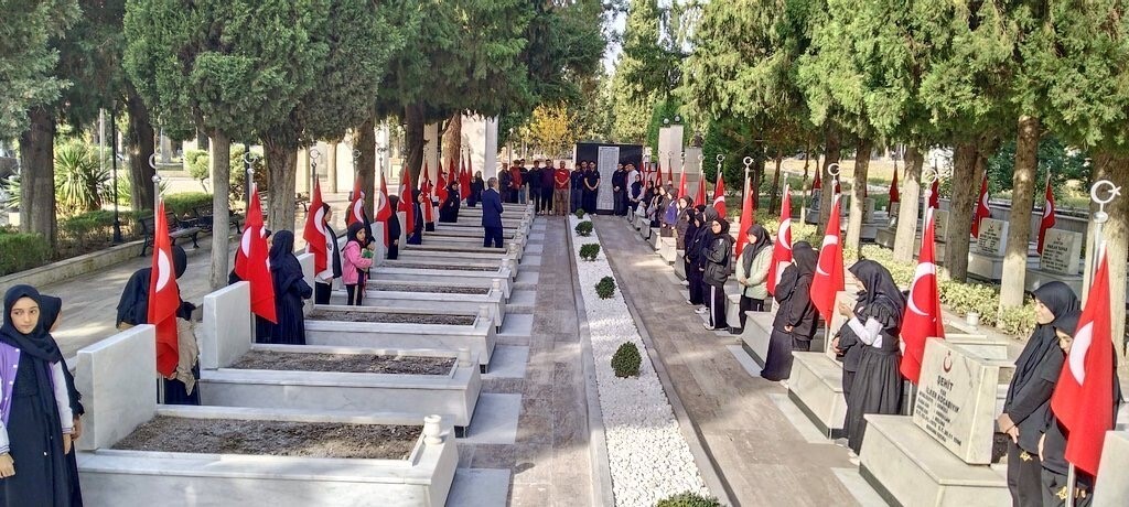 DENİZLİ'DE 24 KASIM ÖĞRETMENLER GÜNÜ NEDENİYLE DENİZLİ ŞEHİTLİĞİNDE DÜZENLENEN TÖRENDE VATAN...