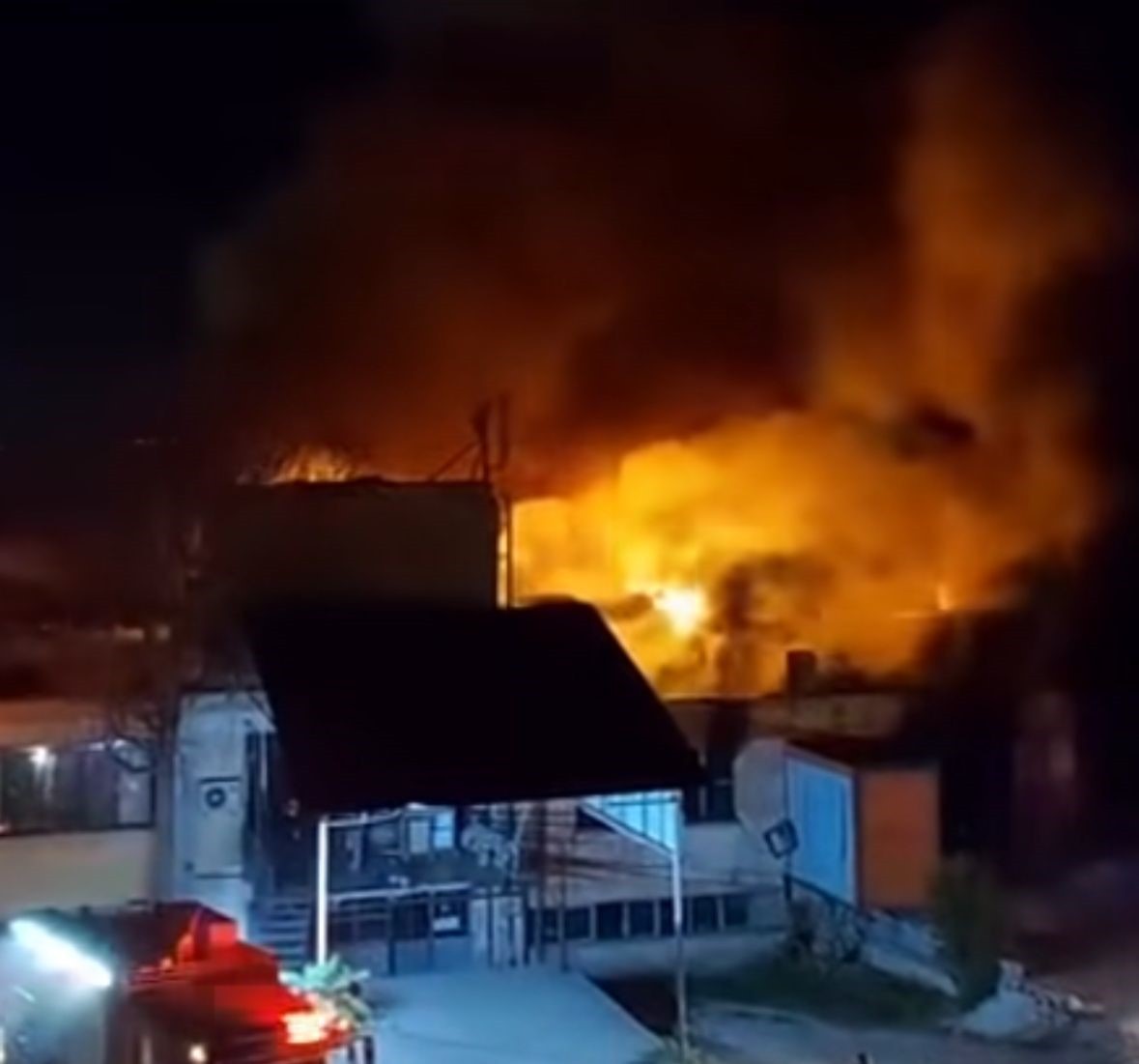 DENİZLİ'DE 30 İŞYERİNİN BULUNDUĞU ESKİ FABRİKA YERLEŞKESİNDE ÇIKAN YANGINDA KORKU DOLU ANLAR...