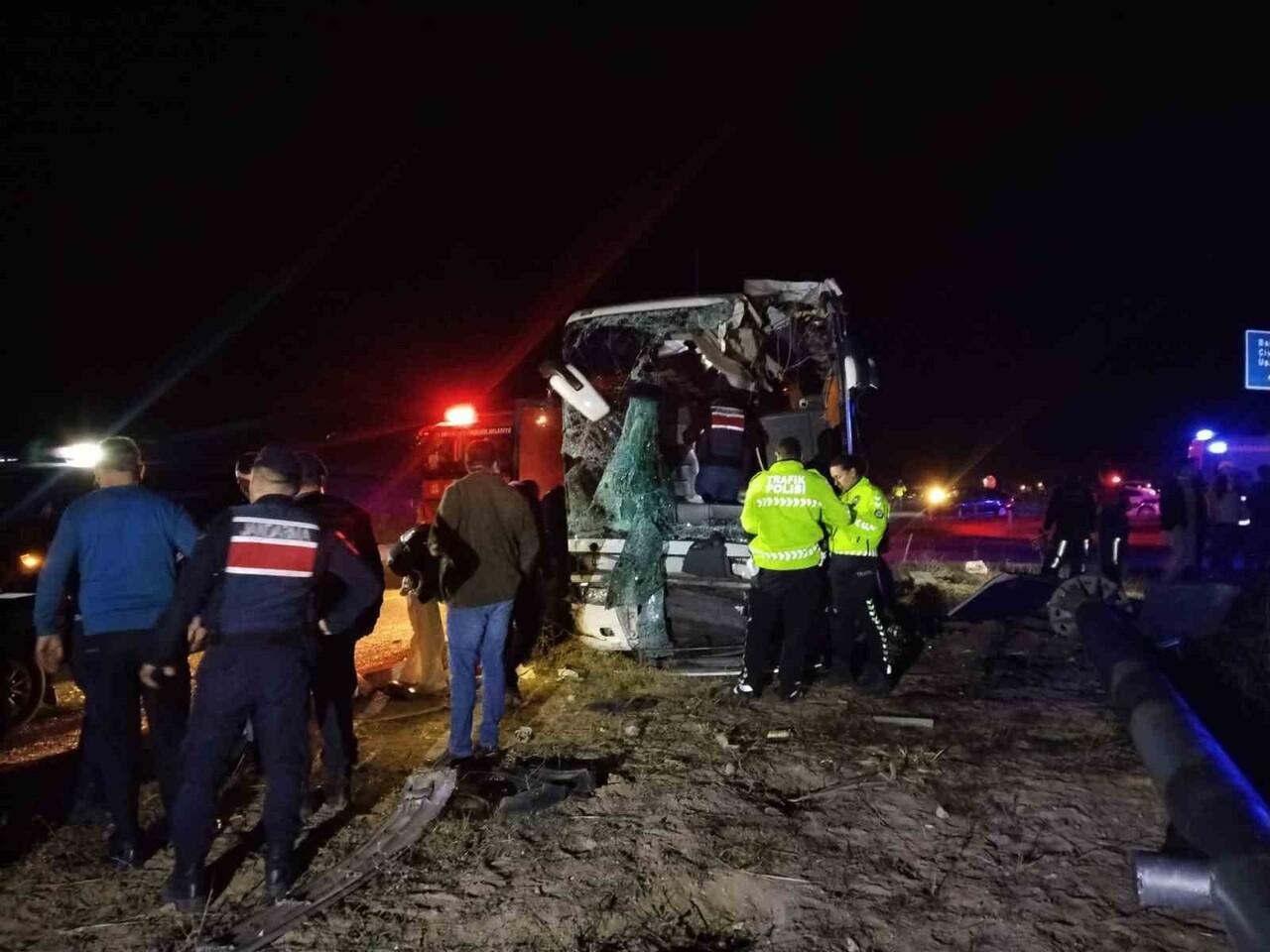 DENİZLİ'DE MİNİBÜS İLE ŞEHİRLERARASI YOLCU OTOBÜSÜ ÇARPIŞTI. MİNİBÜSÜN DEVRİLDİĞİ, OTOBÜSÜN YOLDAN...