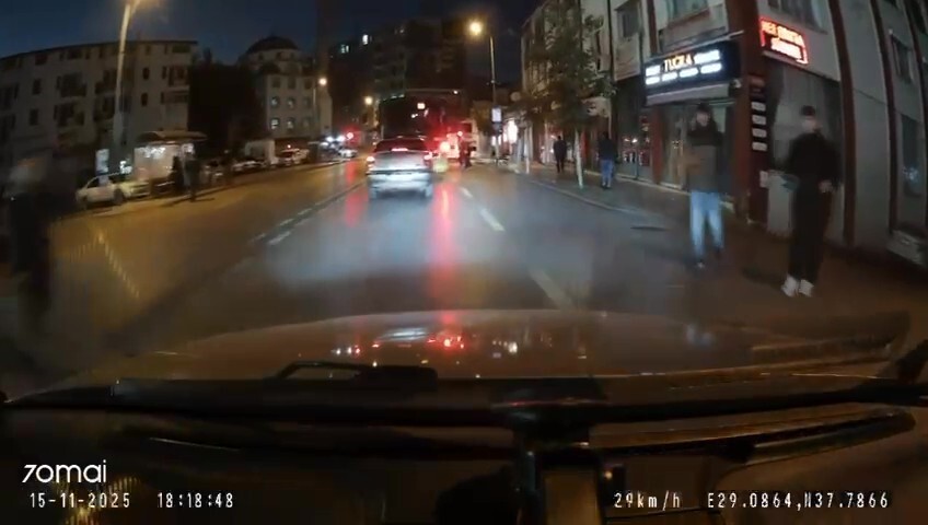 DENİZLİ BÜYÜKŞEHİR BELEDİYESİNE AİT HALK OTOBÜSÜ DURAĞA YANAŞMADAN SOL ŞERİTTE YOLCU İNDİRME VE...