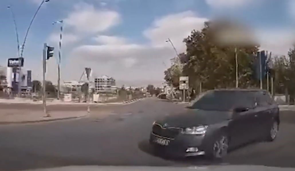 DENİZLİ’DE ARAÇ KAMERASINA YANSIYAN GÖRÜNTÜLERDE KARŞI TARAFTAN GELEN ARACIN KIRMIZI IŞIKTA...