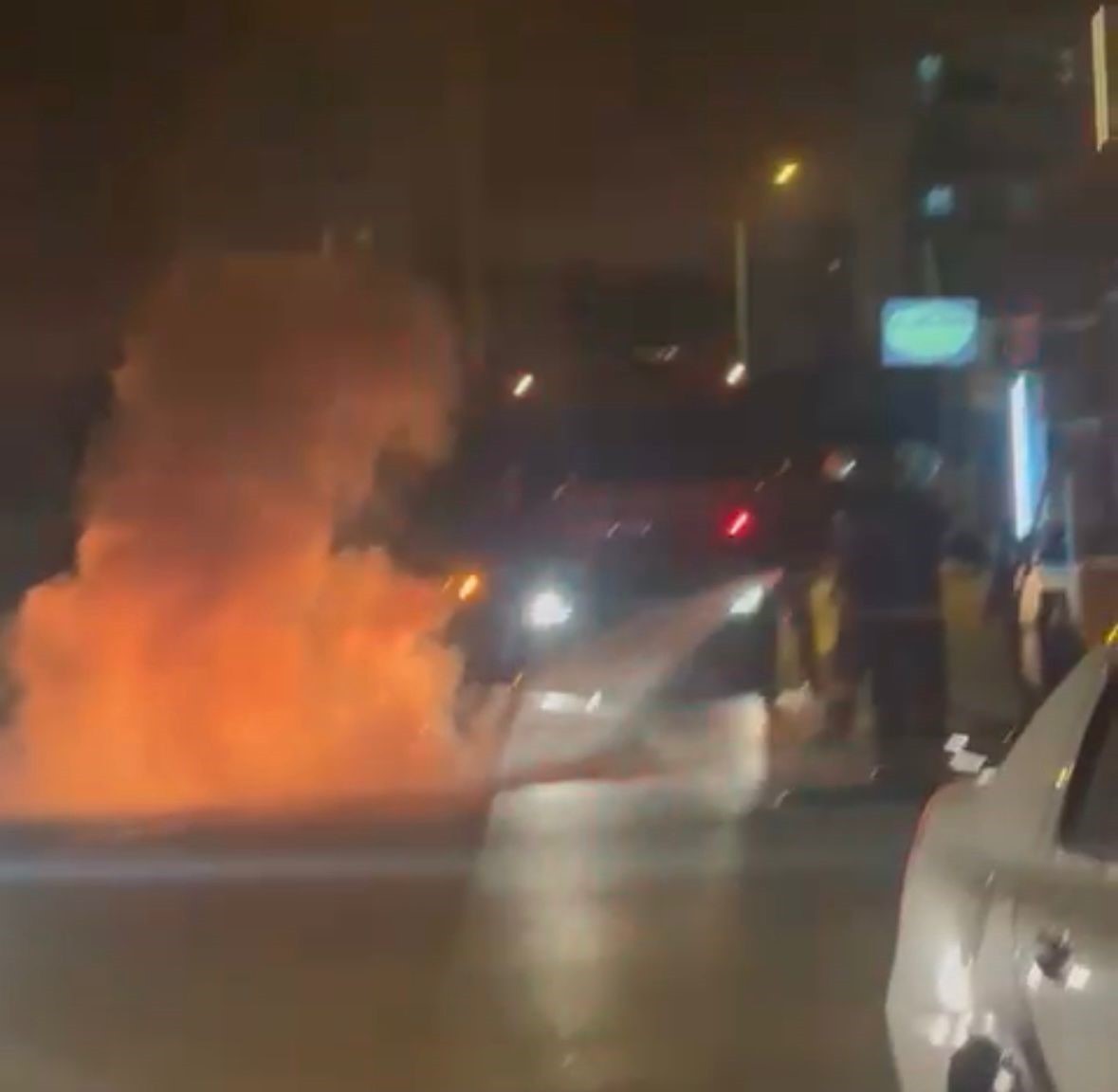 DENİZLİ’DE ARIZA YAPAN ELEKTRİKLİ MOTOSİKLETİNE SİNİRLENEN SÜRÜCÜ, ARACI YOLUN ORTASINDA ATEŞE...