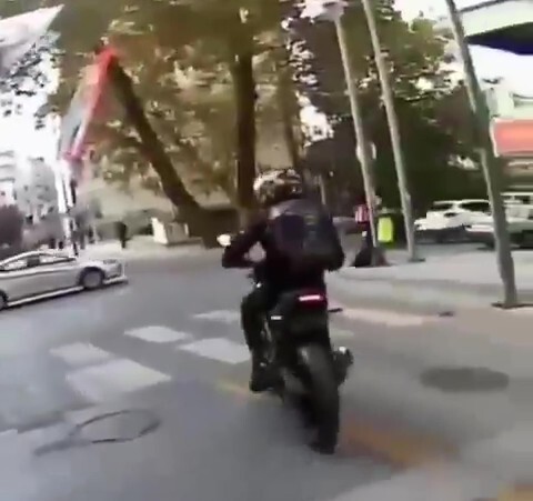 DENİZLİ’DE CEZA YEMEMEK İÇİN YAPTIĞI DÜZENEKLE GİZLENEBİLEN PLAKA YAPAN MOTOSİKLET SÜRÜCÜNÜN...