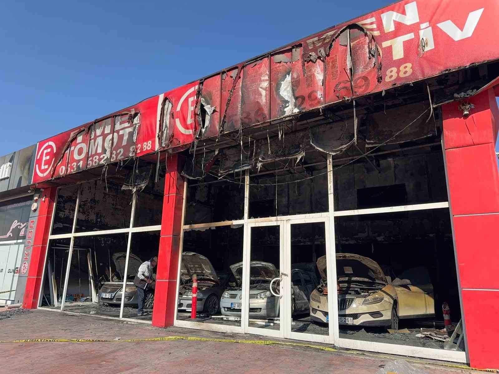 DENİZLİ’DE KUNDAKLAMA SONUCU ÇIKAN YANGINDA OTO GALERİDE BULUNAN 5 OTOMOBİLİN HASAR GÖRDÜĞÜ OLAYDA...