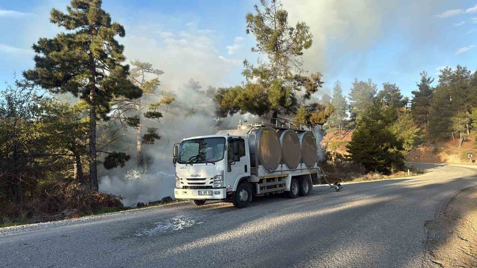 DENİZLİ’DE ORMANLIK ALANDA ÇIKAN YANGINI GÖREN BİR VATANDAŞ, YANGININ BÜYÜMEMESİ İÇİN BASINÇLI SU...