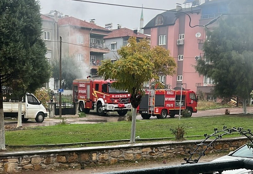 DENİZLİ’DE PARK HALİNDEKİ MİNİBÜS, HENÜZ BİLİNMEYEN NEDENDEN ÖTÜRÜ ÇIKAN YANGINLA ALEVLERE TESLİM...