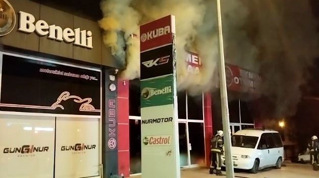 DENİZLİ’DE SABAH SAATLERİNDE YANAN OTO GALERİDE Kİ YANGININ KUNDAKLAMA SONUCU YANDIĞI ORTAYA...