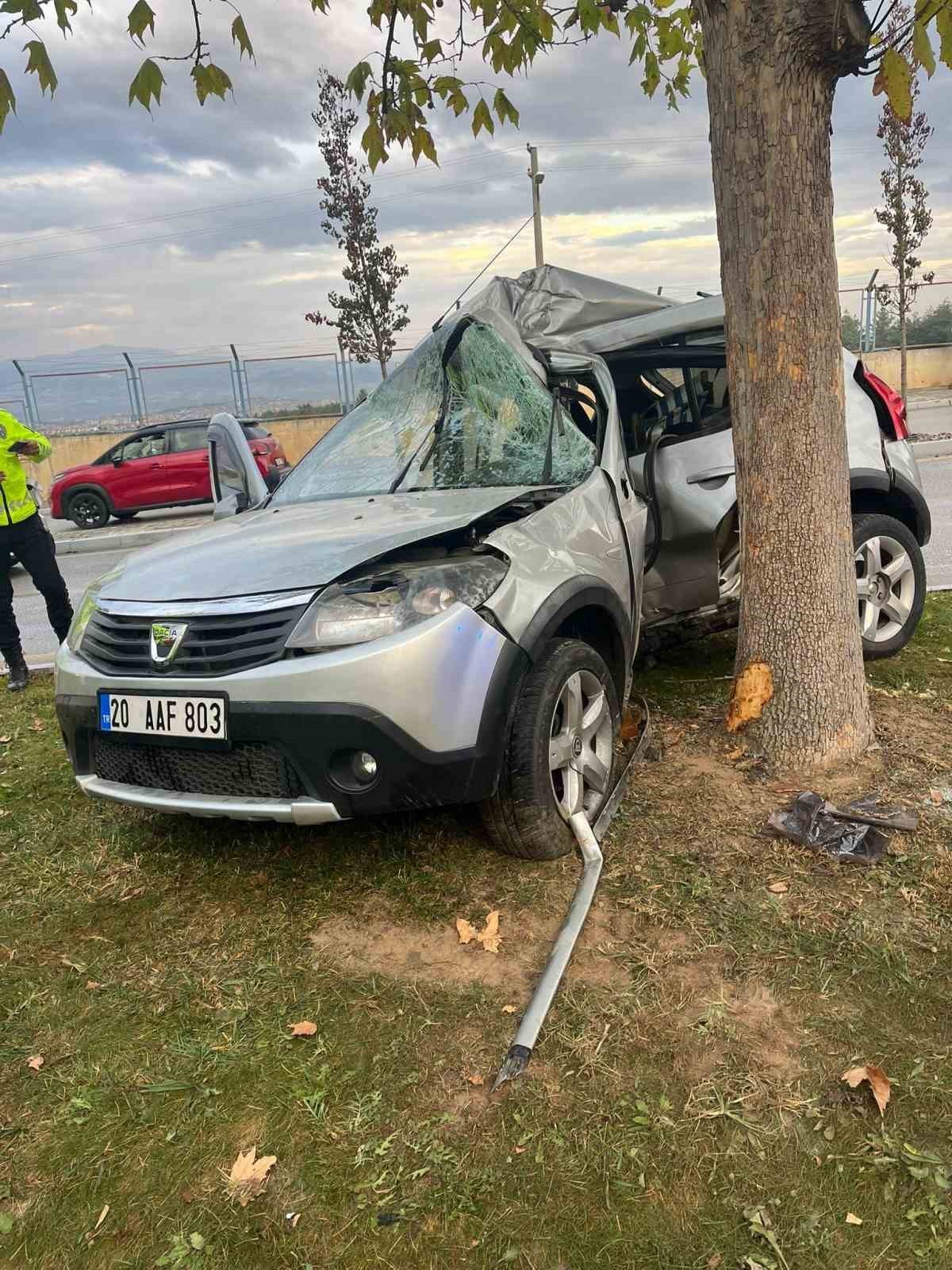 DENİZLİ’DE SÜRÜCÜSÜNÜN DİREKSİYON HAKİMİYETİNİ KAYBETTİĞİ OTOMOBİL AĞACA ÇARPTI. HASTANEYE...