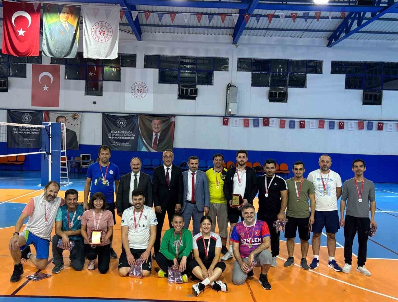 DENİZLİ’NİN BULDAN VE GÜNEY İLÇELERİNDE GÖREV YAPAN ÖĞRETMENLER, DÜZENLENEN HALI SAHA MAÇINDA...