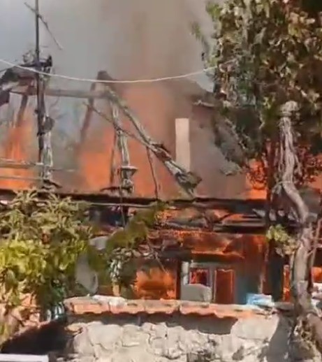 DENİZLİ’NİN ÇAL İLÇESİNDE MÜSTAKİL TEK KATLI EVDE YANGIN ÇIKTI. ALEVLERİN SARDIĞI BİNA...