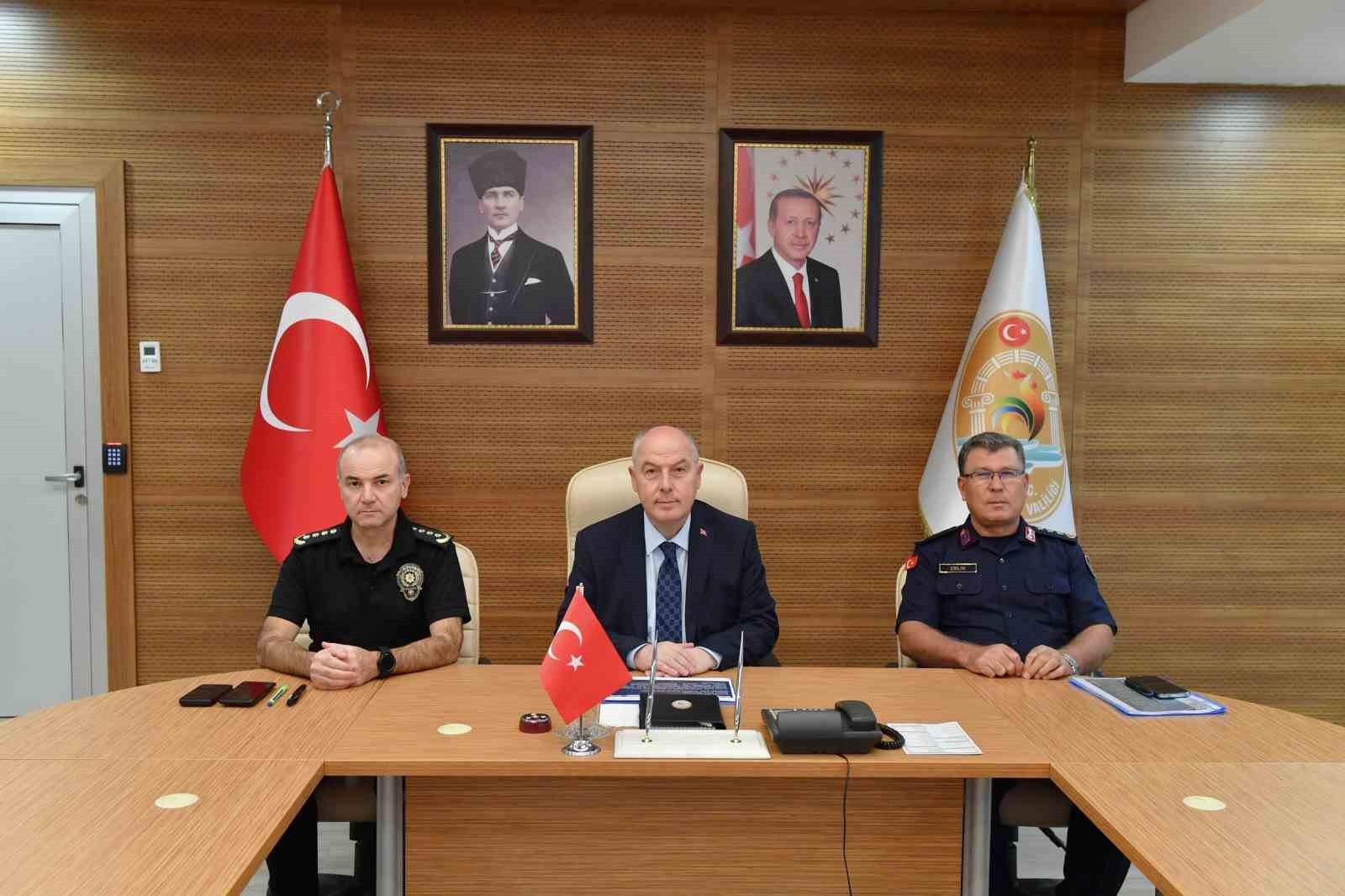 DENİZLİ’NİN EKİM AYI ASAYİŞ VERİLERİNİ AÇIKLAYAN VALİ ÖMER FARUK COŞKUN, SUÇ ORANLARINDA GEÇEN...