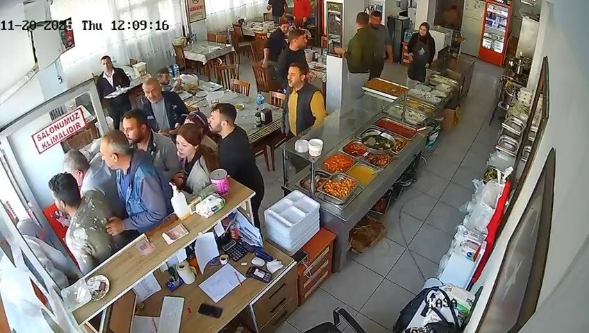 DEPREME LOKANTADA YAKALANAN VATANŞLARIN PANİKLE KAÇIŞI GÜVENLİK KAMERASINA YANSIDI.