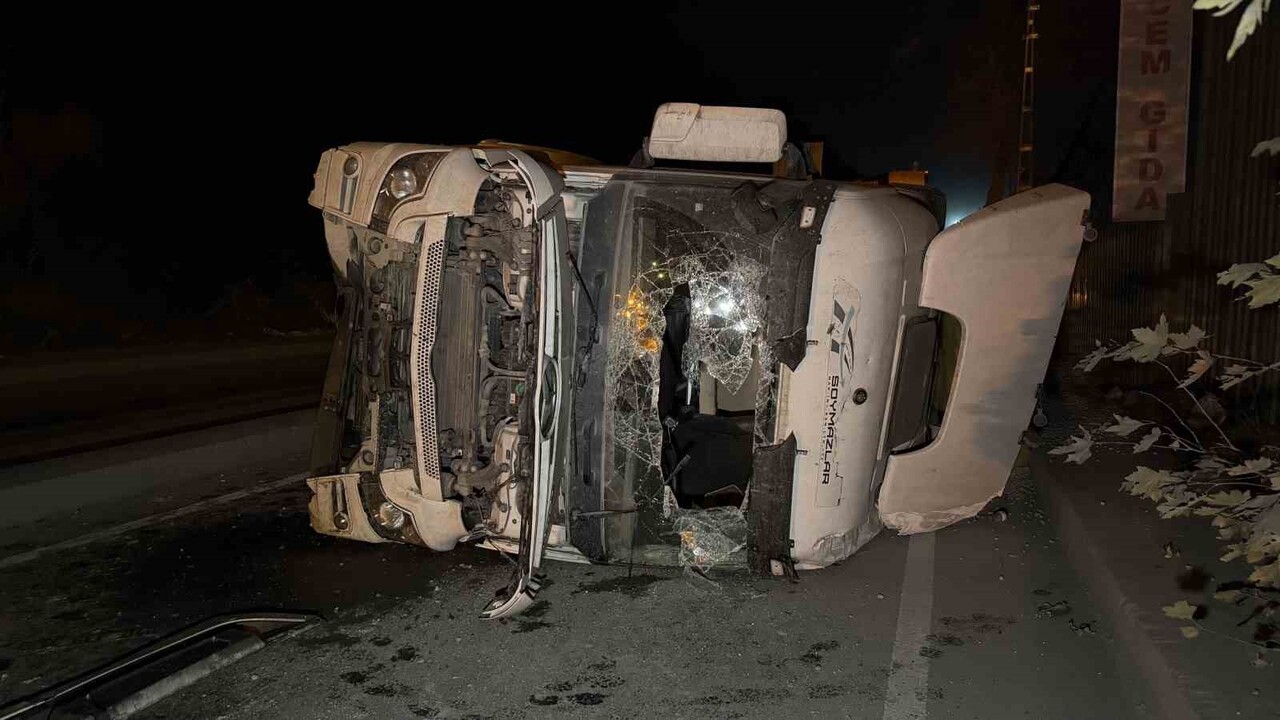 DEVRİLEN HAFRİYAT KAMYONU