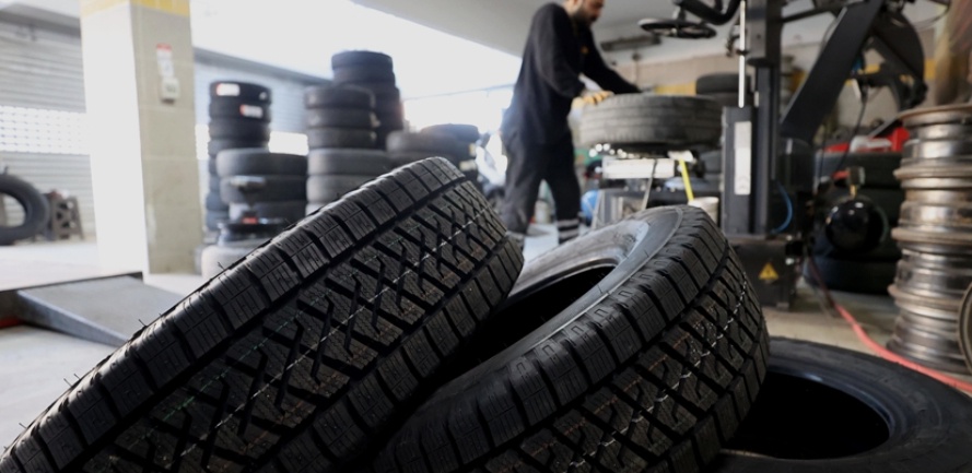 DİKKAT! Tarihler Geri Çekildi, Ceza 5 Bin TL'yi Aştı: Kış Lastiği Zorunluluğunda Yeni Dönem