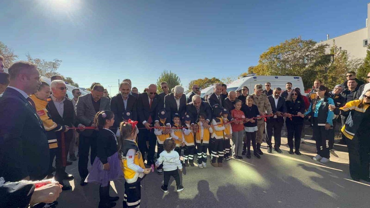 DİYARBAKIR'DA 15 AMBULANS VE SAĞLIK KURULUŞLARI AÇILIŞLARI GERÇEKLEŞTİRİLEREK HİZMETE...