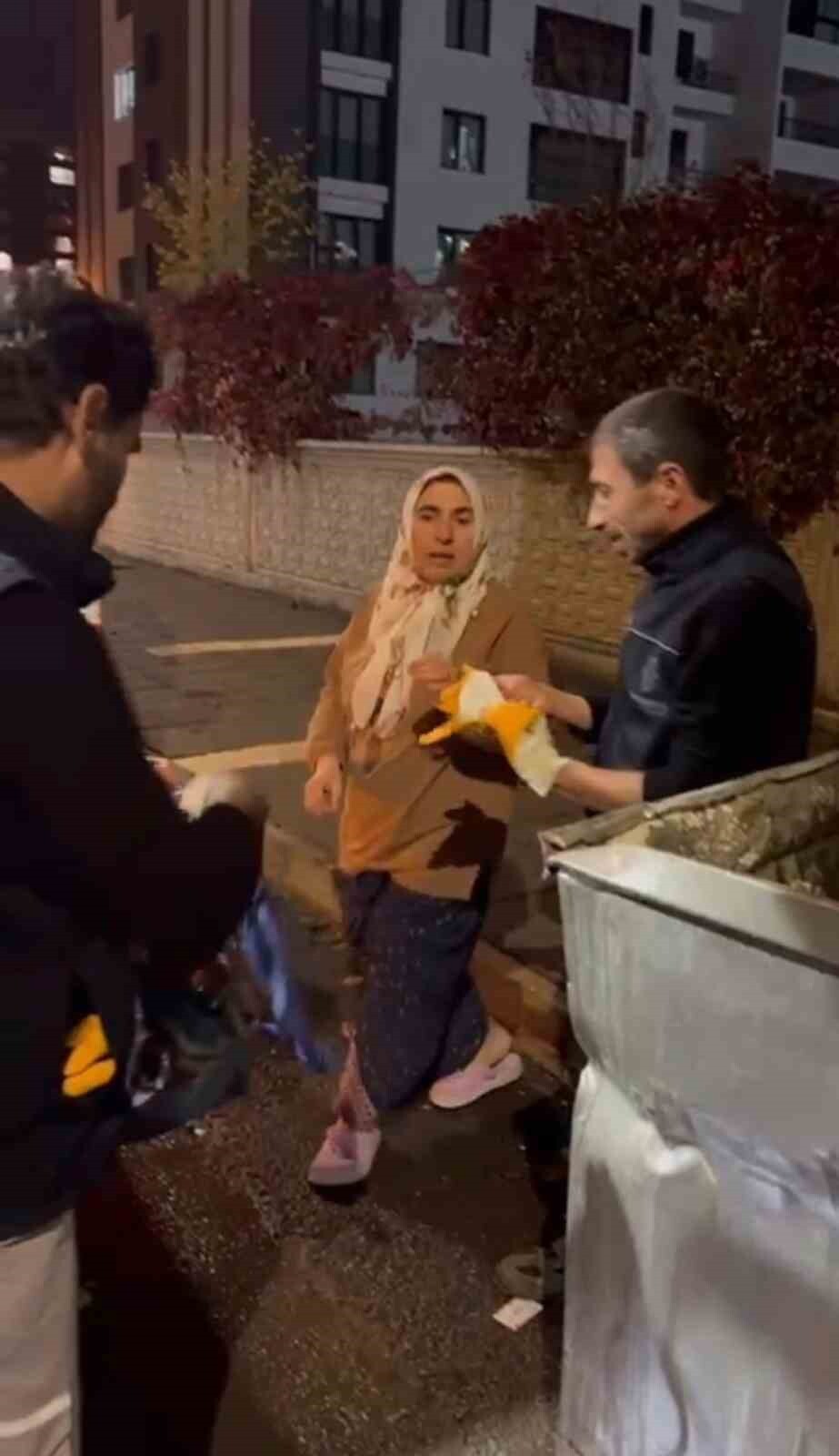 DİYARBAKIR'DA BİR KİŞİ, İÇİNDE 60 BİN LİRA VE BİR MİKTAR ALTIN BULUNAN POŞETİ YANLIŞLIKLA ÇÖPE...