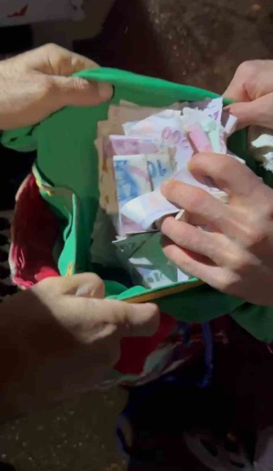 DİYARBAKIR'DA BİR KİŞİ, İÇİNDE 60 BİN LİRA VE BİR MİKTAR ALTIN BULUNAN POŞETİ YANLIŞLIKLA ÇÖPE...