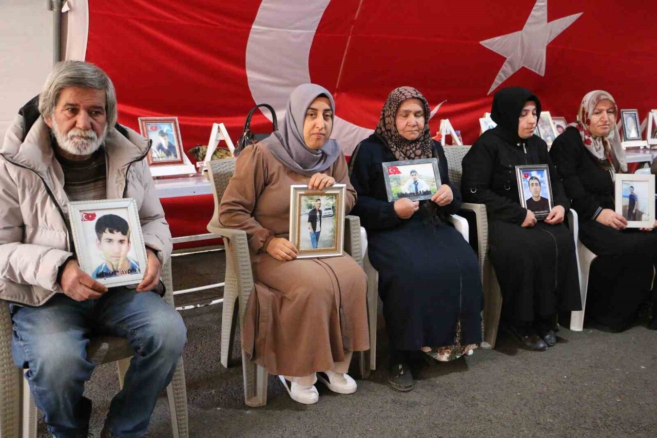 DİYARBAKIR'DA ESKİ HDP İL BAŞKANLIĞI BİNASI ÖNÜNDE OTURMA EYLEMİNİ SÜRDÜREN AİLELER, "TERÖRSÜZ...