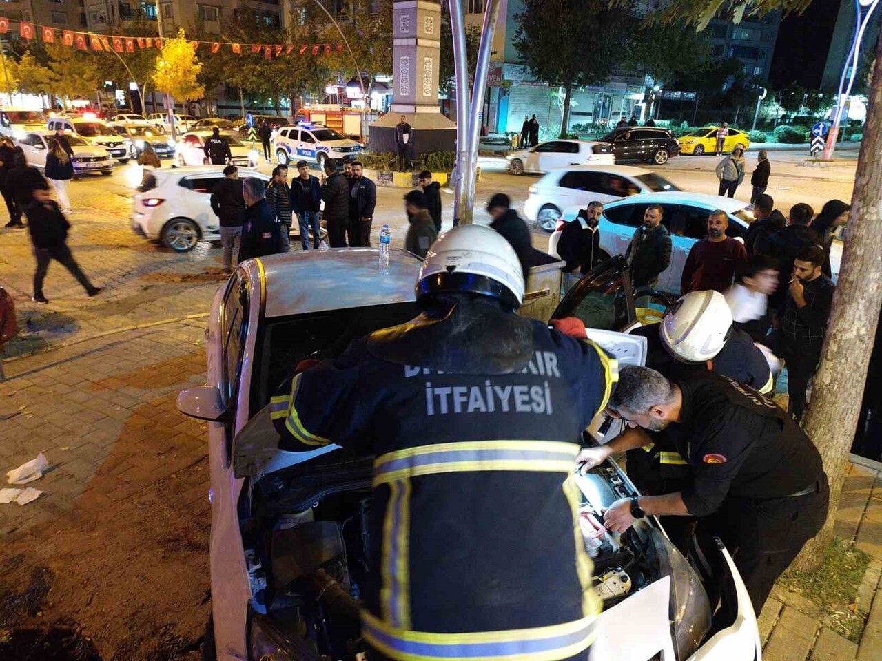 DİYARBAKIR'IN ERGANİ İLÇESİNDE SÜRÜCÜSÜNÜN DİREKSİYON HAKİMİYETİNİ KAYBETTİĞİ OTOMOBİLİN İŞ YERİ...