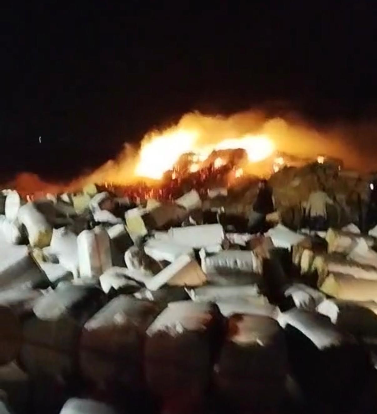 DİYARBAKIR'IN HAZRO İLÇESİNDE PRESLENMİŞ 102 TON SAMAN YANDI.