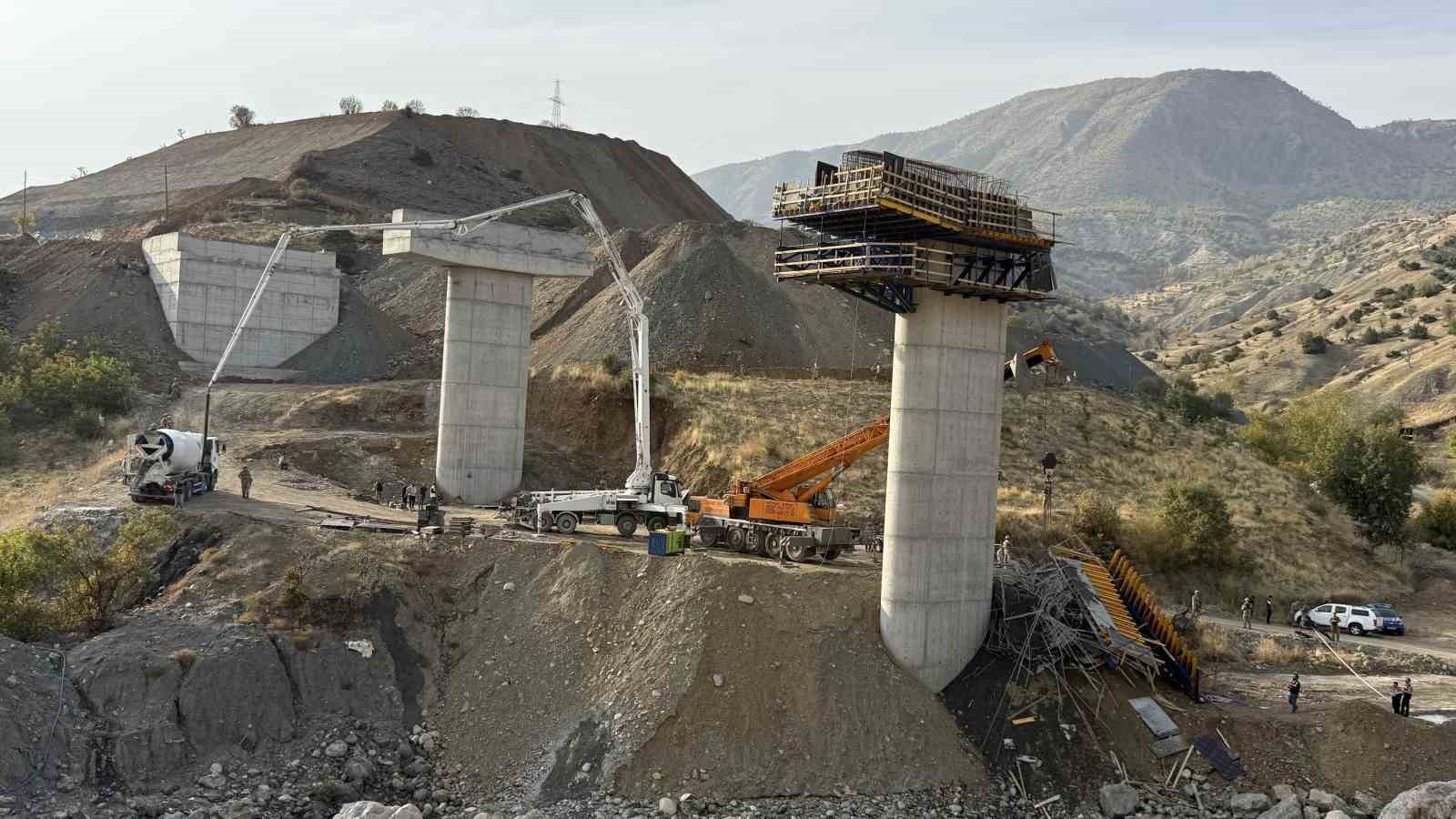 DİYARBAKIR'IN KULP İLÇESİNDE İNŞASI SÜREN VİYADÜKTE İSKELENİN ÇÖKMESİ SONUCU 4 İŞÇİNİN ÖLDÜĞÜ, 1...