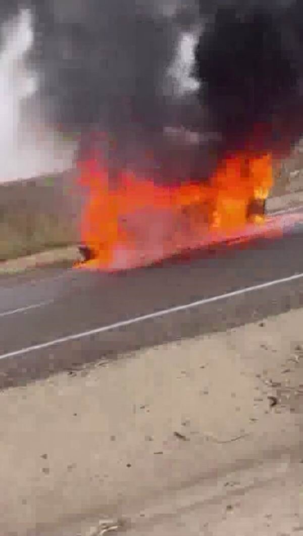 DİYARBAKIR'IN LİCE İLÇESİNDE SEYİR HALİNDEKİ BİR ARAÇ ALEV TOPUNA DÖNDÜ.