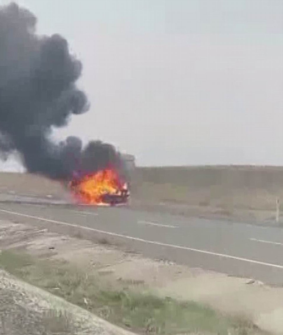 DİYARBAKIR'IN LİCE İLÇESİNDE SEYİR HALİNDEKİ BİR ARAÇ ALEV TOPUNA DÖNDÜ.