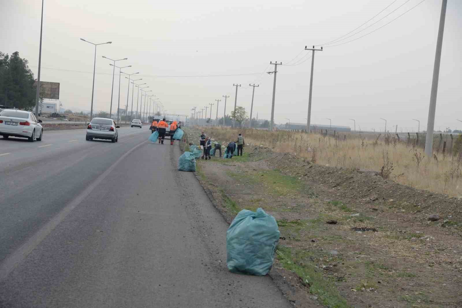 DİYARBAKIR BÜYÜKŞEHİR BELEDİYESİ, "AMED’İ SEVİYORUM, KİRLETMİYORUM" KAMPANYASI KAPSAMINDA KENTİN...
