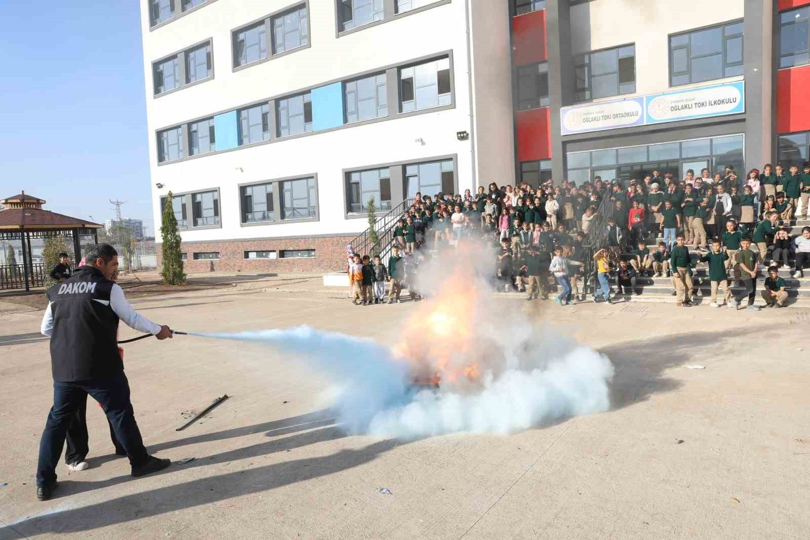 DİYARBAKIR’DA, AFET FARKINDALIK EĞİTİMLERİ KAPSAMINDA ÖĞRETMEN VE ÖĞRENCİLERE YÖNELİK DÜZENLEDİĞİ...