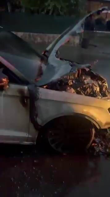 DİYARBAKIR’DA BİR ARAÇ, PARK HALİNDEYKEN ALEV ALDI. OLAYDA ÖLEN YA DA YARALANAN OLMAZKEN ARAÇ...