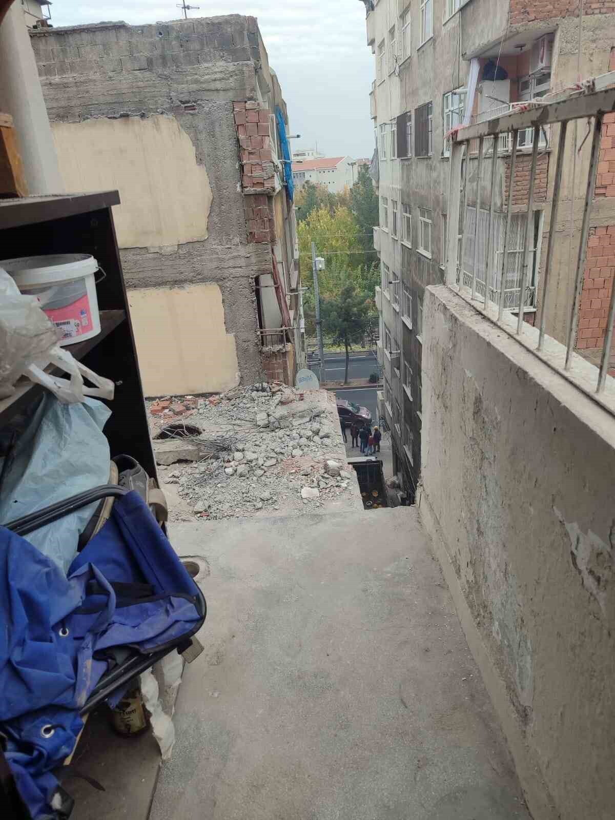 DİYARBAKIR’DA BİR BİNA, YANINDAKİ AĞIR HASARLI BİNA YIKILIRKEN HASAR ALDI. BİNA SAKİNLERİ...