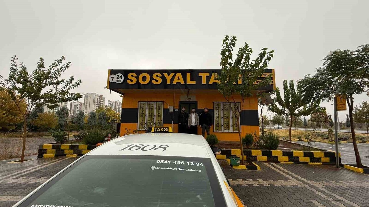 DİYARBAKIR’DA BİR TAKSİCİ, ARABASINDA UNUTULAN 230 BİN LİRAYI BABASININ ÖĞÜDÜNE KULAK VEREREK...