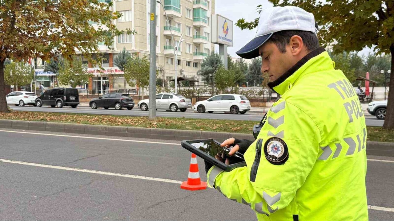 DİYARBAKIR’DA, ÇOK SAYIDA SÜRÜCÜNÜN "KIRMIZI IŞIK" İHLALİ, TRAFİK POLİSLERİNİN DRONLU DENETİMİNE...