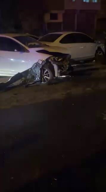 DİYARBAKIR’DA EHLİYETSİZ SÜRÜCÜ, PARK HALİNDEKİ 2 ARACA ÇARPTI. KAZADA 1 KİŞİ...