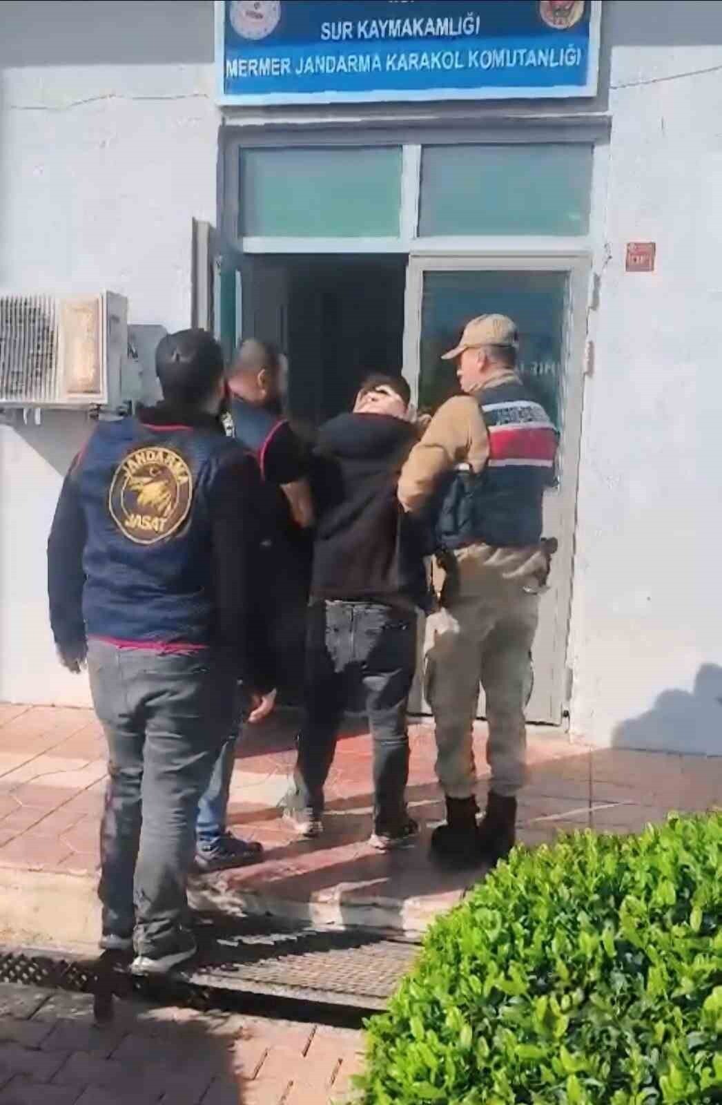 DİYARBAKIR’DA JANDARMA EKİPLERİNCE DÜZENLENEN OPERASYONDA 11 YILDIR ARANAN CİNAYET ZANLISI...