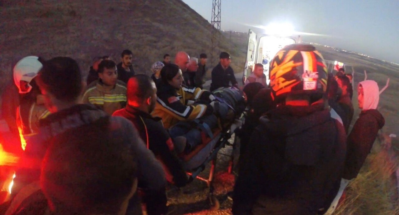 DİYARBAKIR’DA SÜRÜCÜSÜNÜN DİREKSİYON HÂKİMİYETİNİ KAYBETMESİ SONUCU KONTROLDEN ÇIKAN OTOMOBİL...