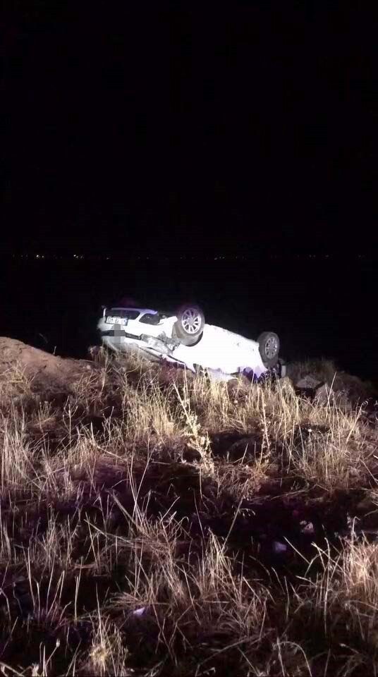 DİYARBAKIR’DA SÜRÜCÜSÜNÜN DİREKSİYON HAKİMİYETİNİ KAYBETTİĞİ OTOMOBİL ŞARAMPOLE YUVARLANIP TAKLA...